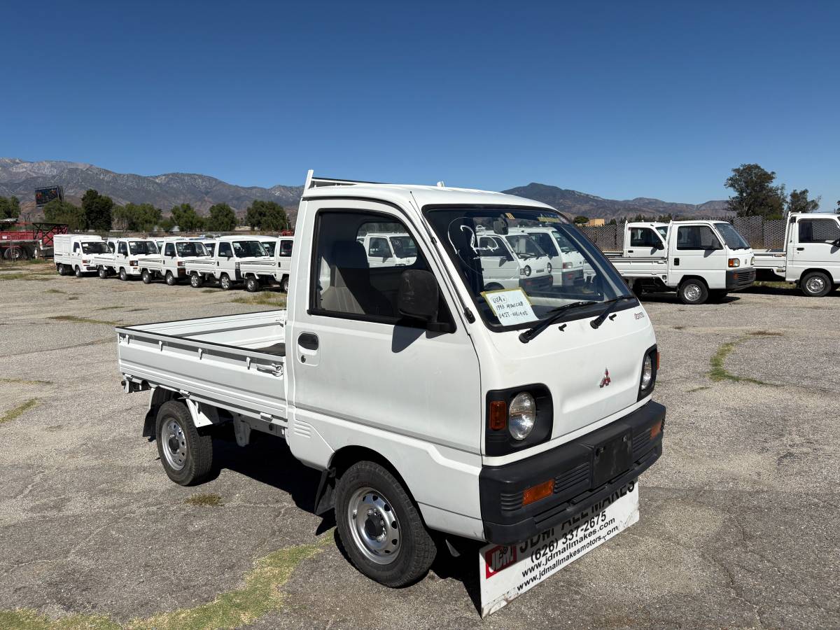 Mitsubishi-minicab-1993-white