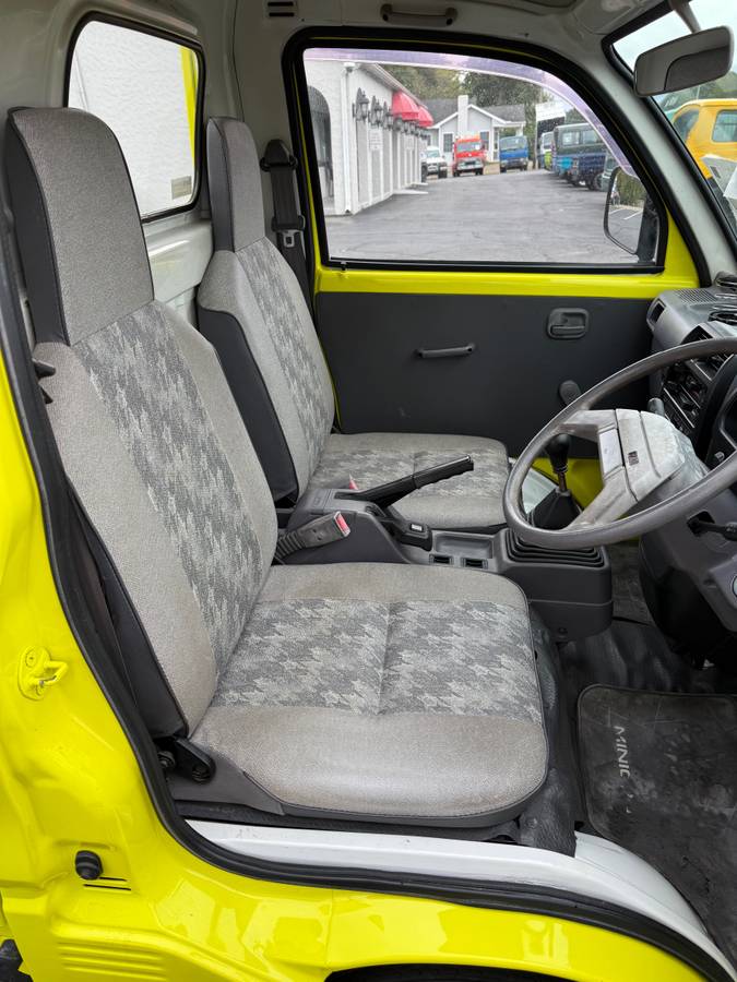 Mitsubishi-minicab-1994-yellow-16