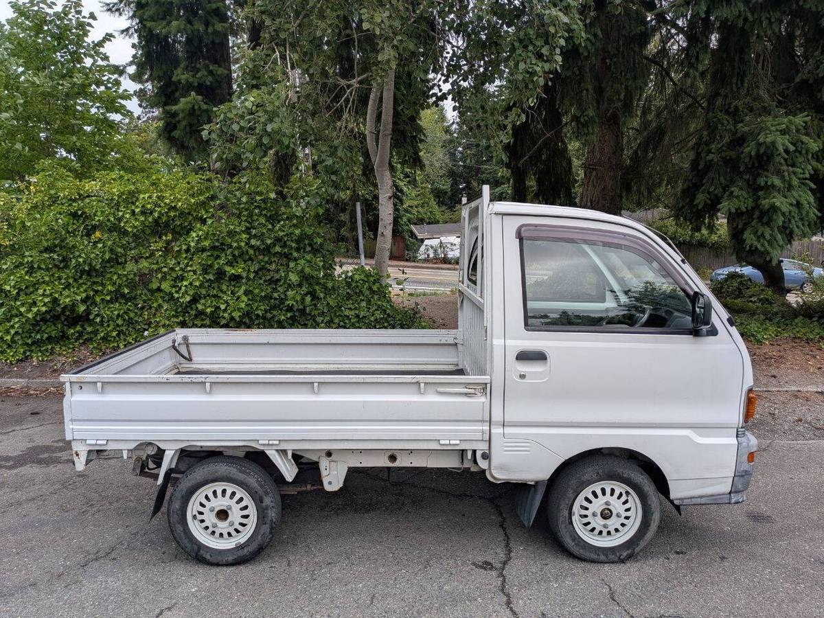 Mitsubishi-minicab-1996-white-1