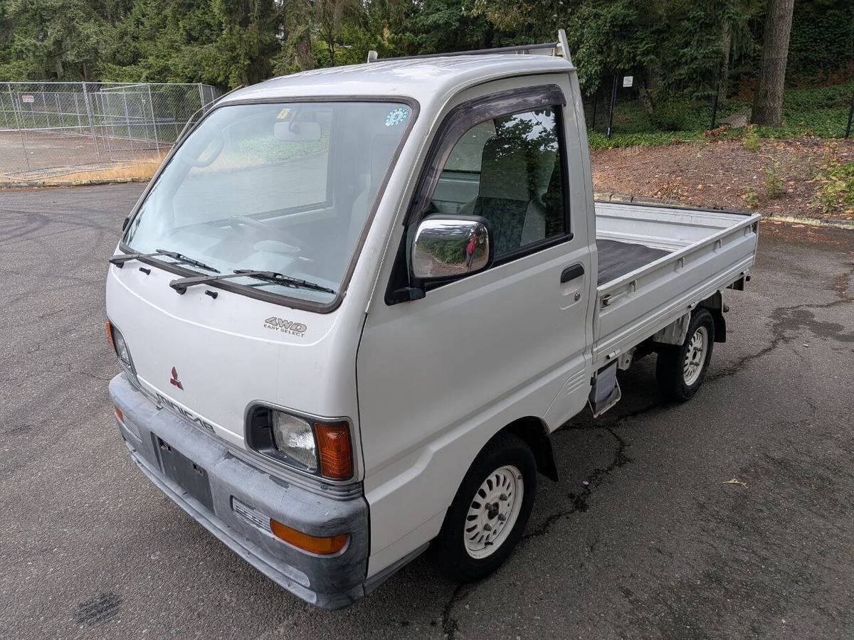 Mitsubishi-minicab-1996-white-2