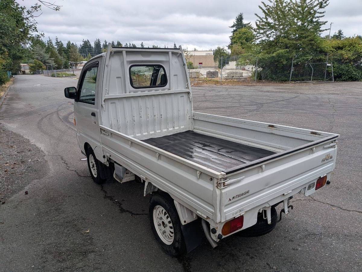Mitsubishi-minicab-1996-white-3