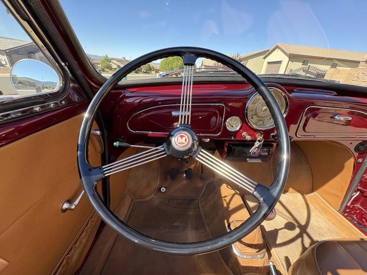 Morris-Minor-1000-1959-Red-Beige-18