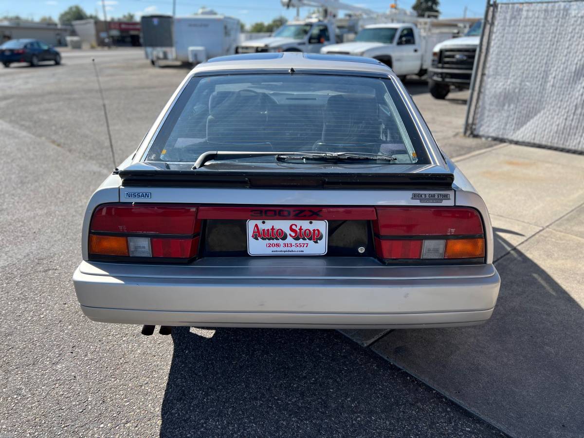 Nissan-300zx-1986-silver-3
