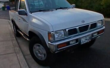 Nissan-d21-hardbody-1994-white-1
