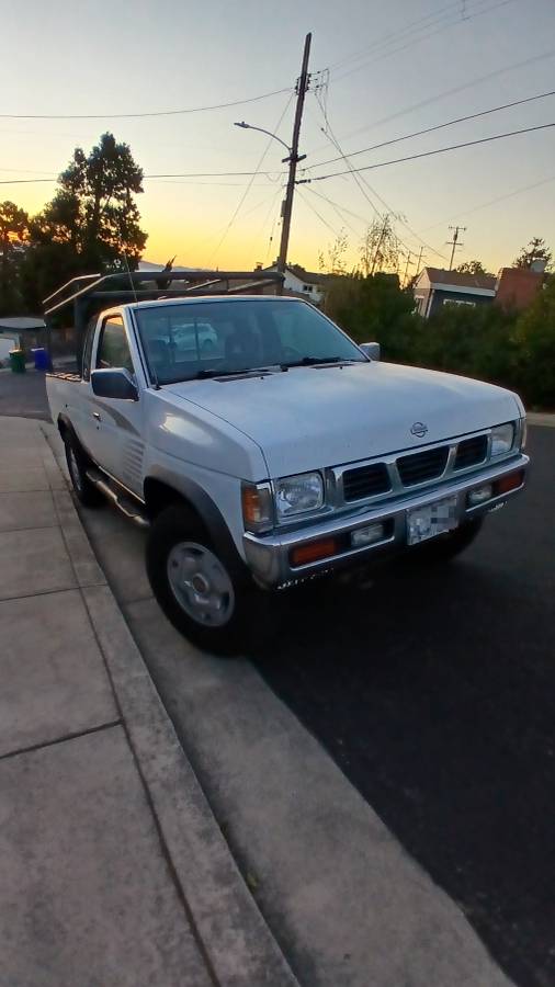 Nissan-d21-hardbody-1994-white-1