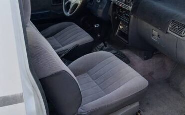 Nissan-d21-hardbody-1994-white-3
