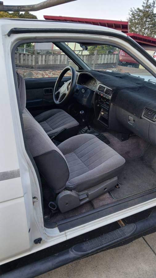 Nissan-d21-hardbody-1994-white-3