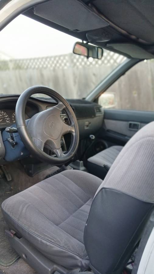 Nissan-d21-hardbody-1994-white-4