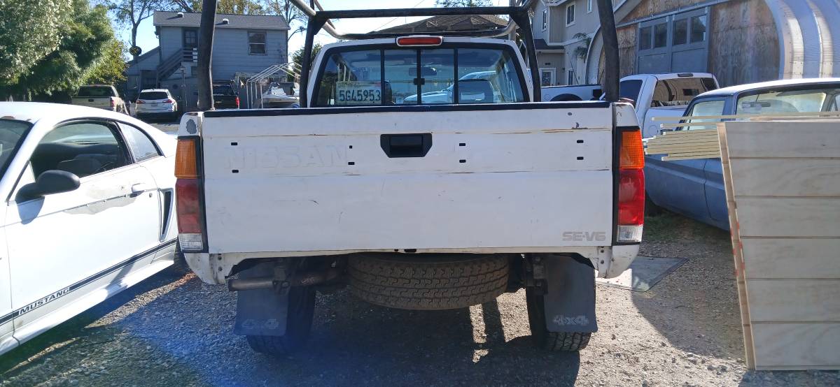 Nissan-d21-hardbody-1994-white-8