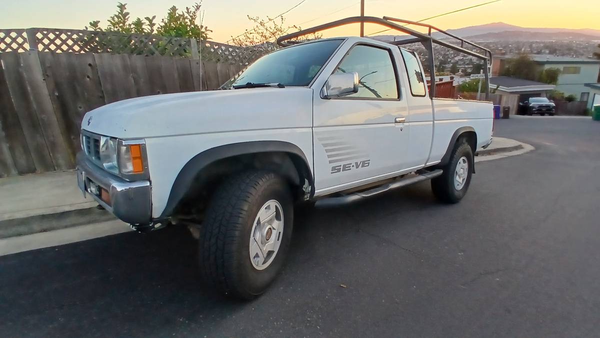 Nissan-d21-hardbody-1994-white