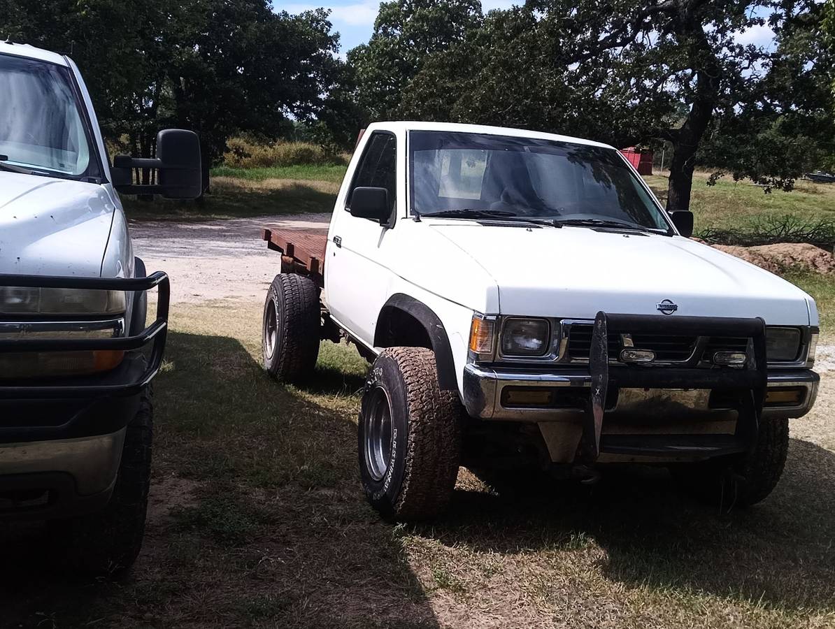 Nissan-frontier-1994-white-2