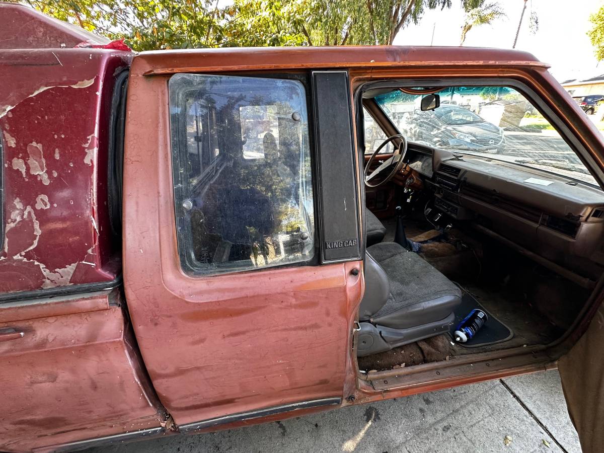Nissan-hardbody-pickup-1984-brown-17