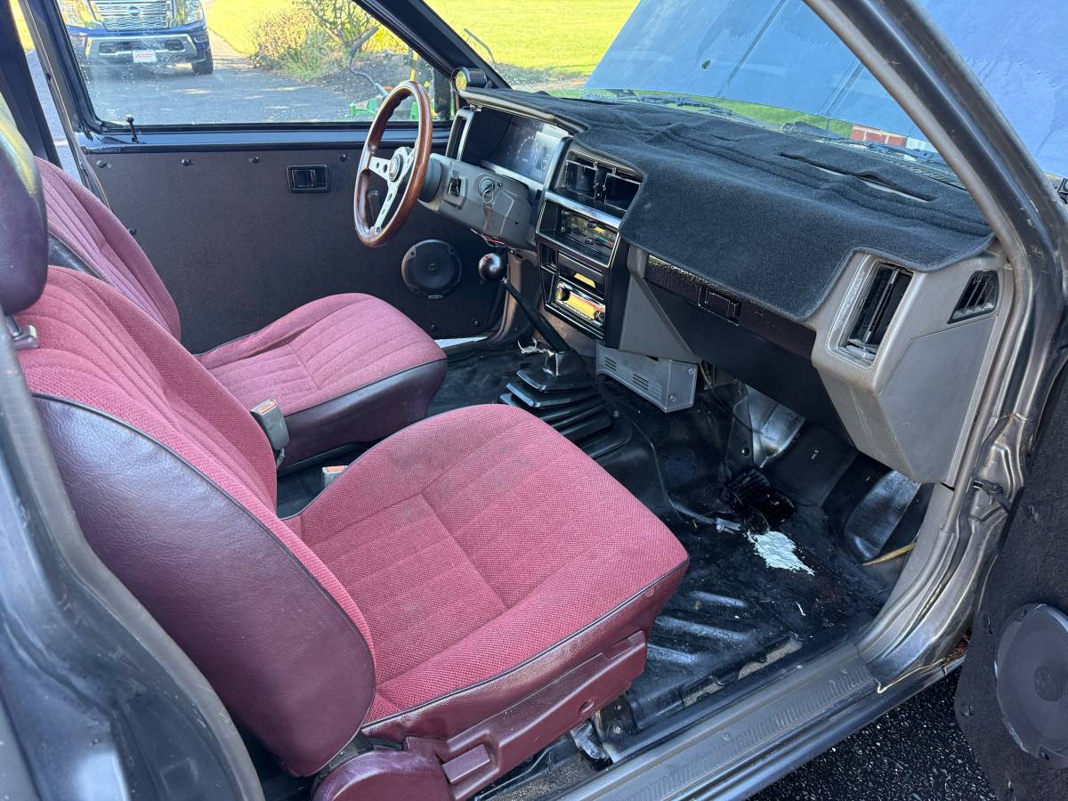 Nissan-hardbody-pickup-1986-silver-8