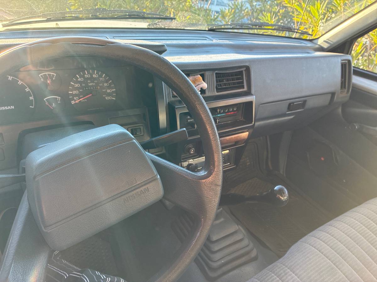 Nissan-hardbody-pickup-1993-silver-4