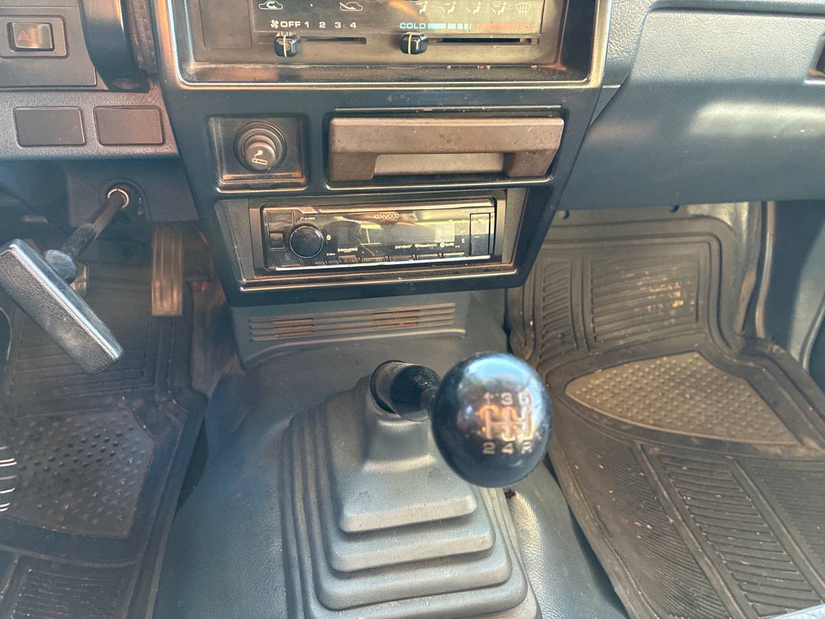 Nissan-hardbody-pickup-1993-silver-5
