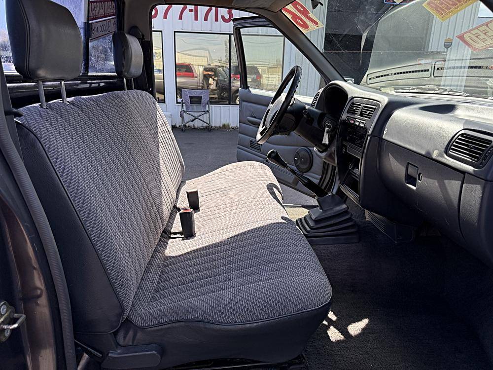 Nissan-hardbody-pickup-1996-custom-31