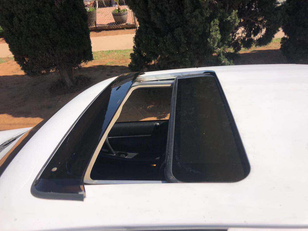 Nissan-maxima-1991-white-3