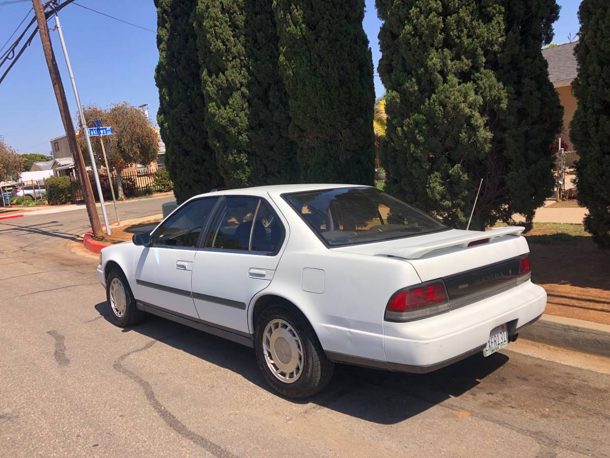 Nissan-maxima-1991-white