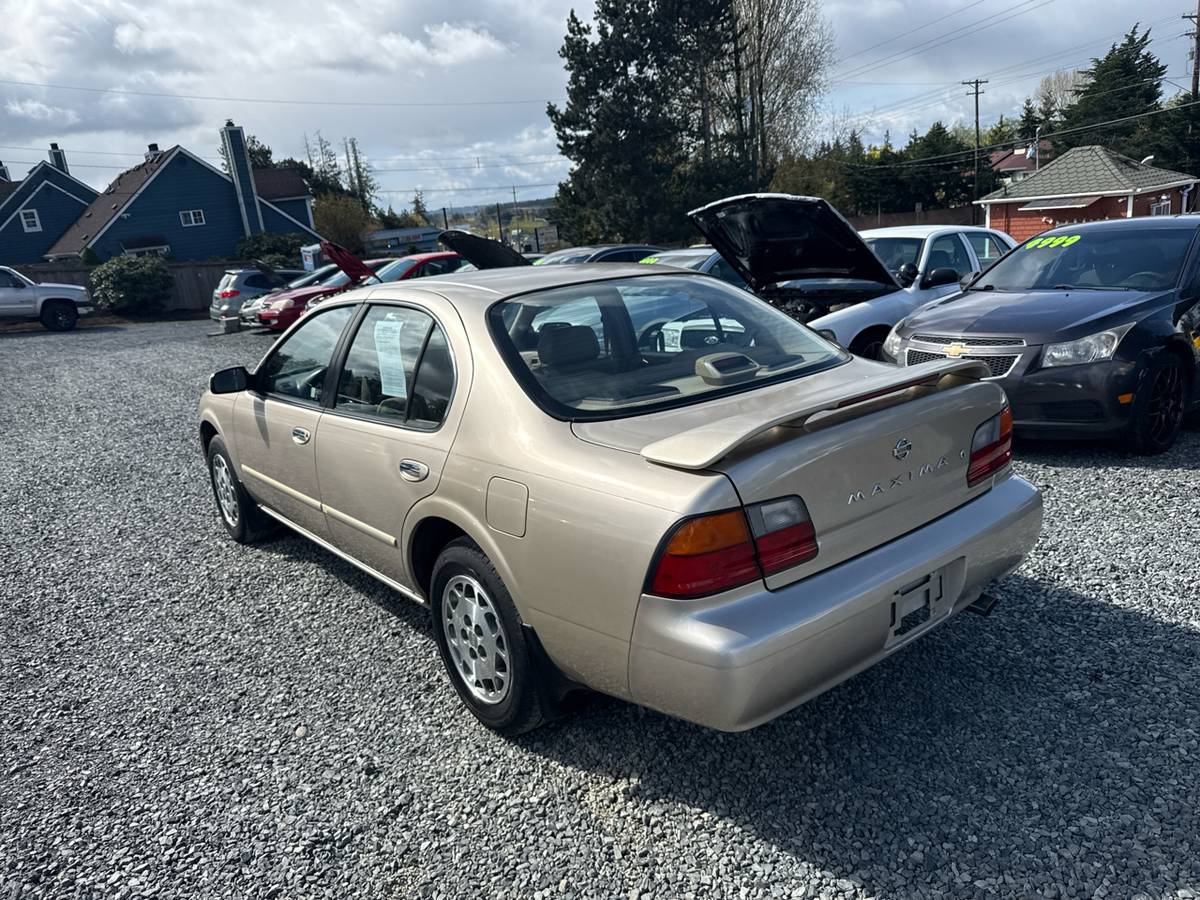 Nissan-maxima-1995-custom-1