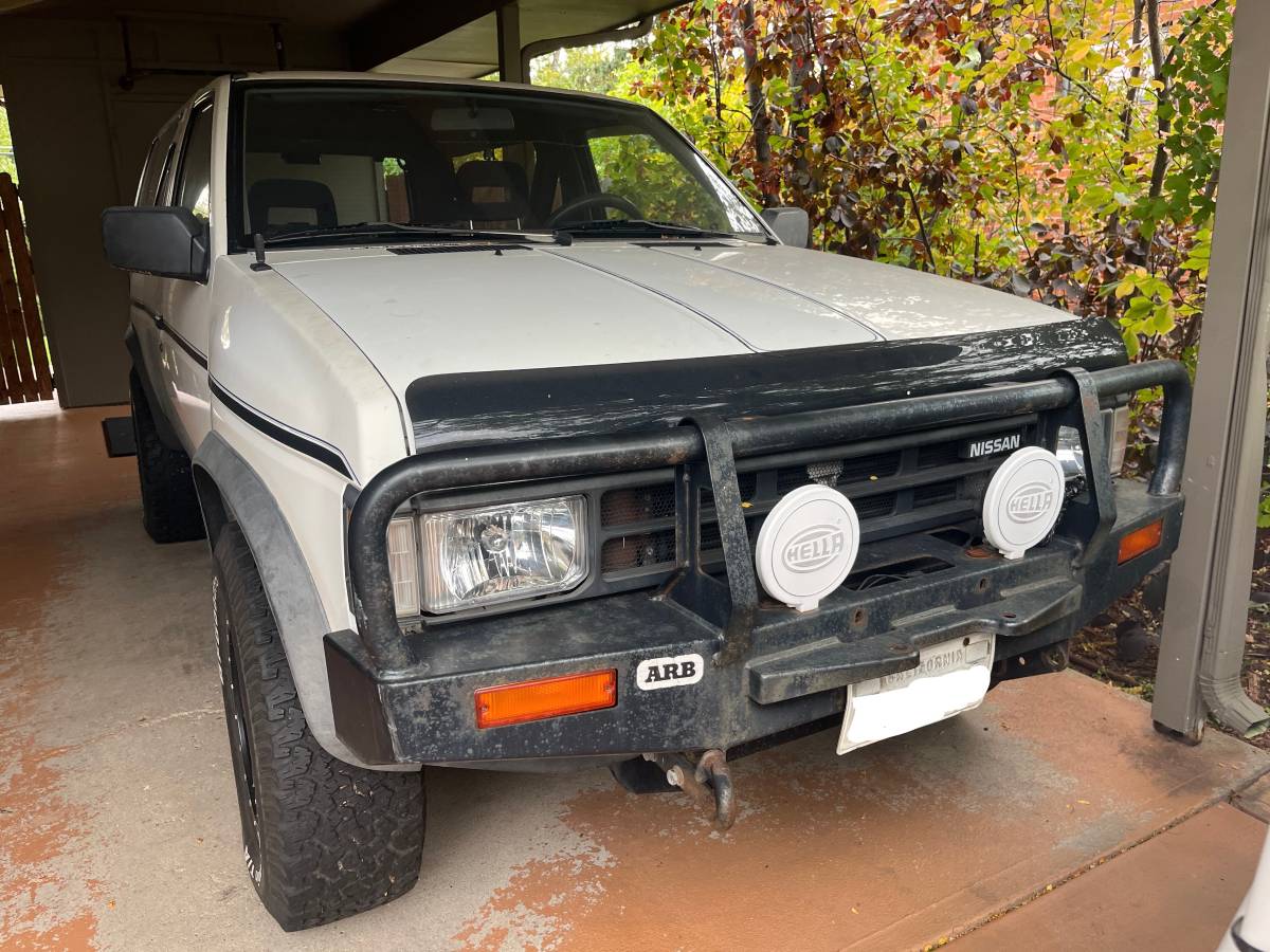 Nissan-pathfinder-1988-white-1