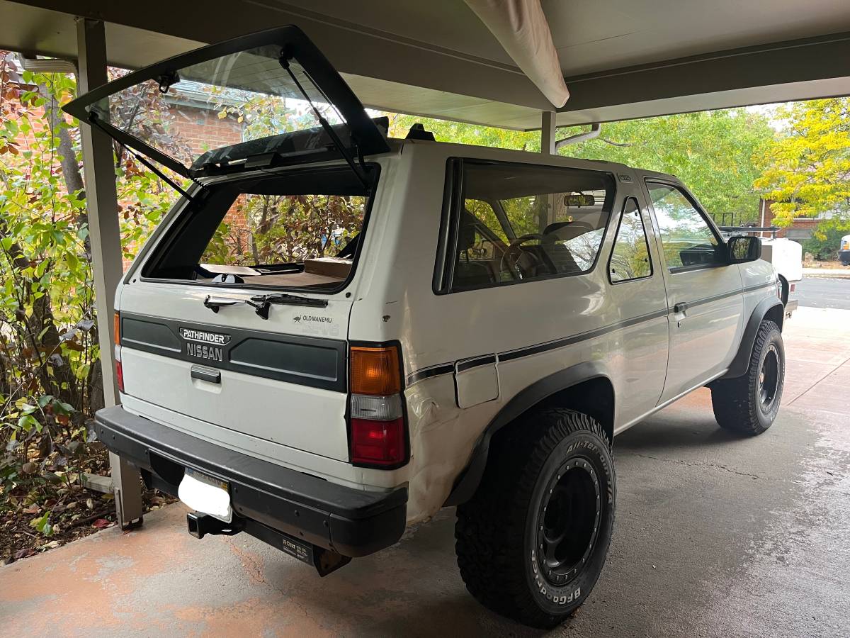 Nissan-pathfinder-1988-white-10