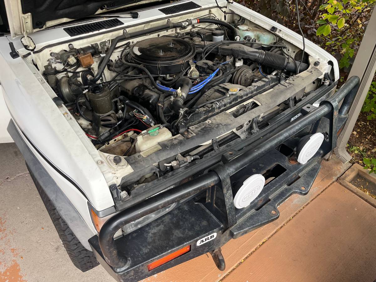 Nissan-pathfinder-1988-white-13