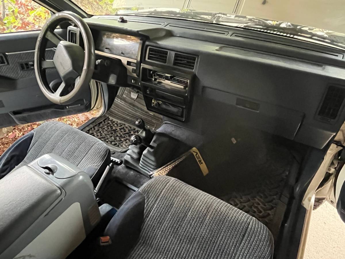 Nissan-pathfinder-1988-white-15