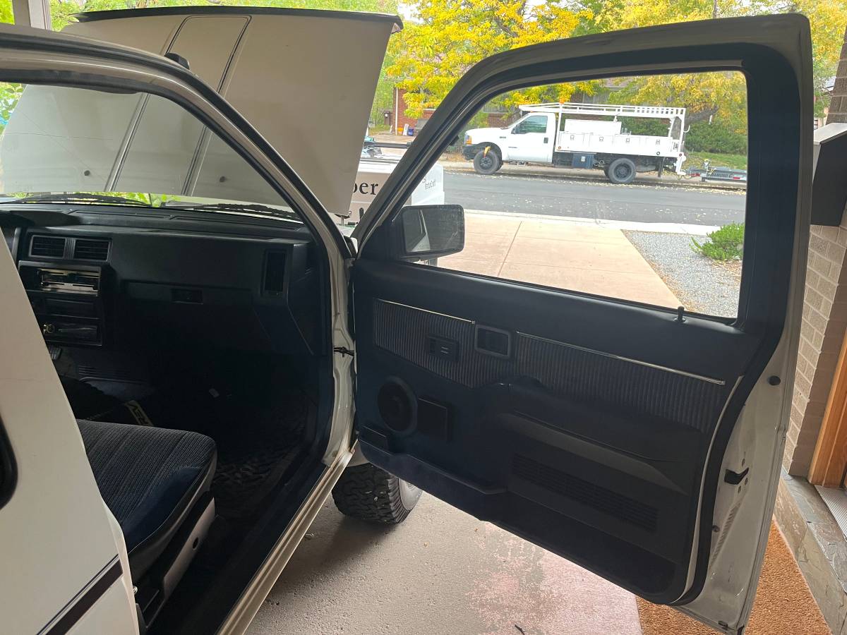 Nissan-pathfinder-1988-white-16
