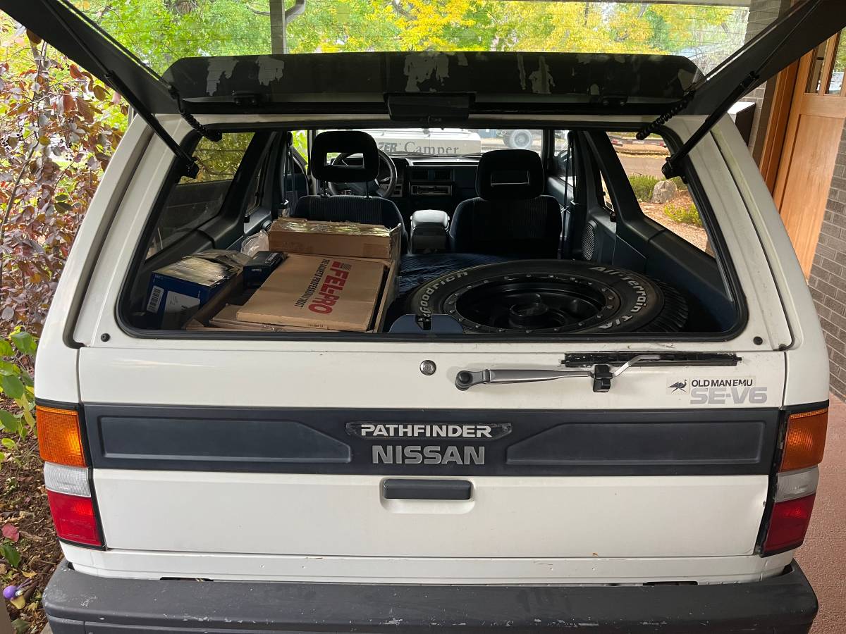 Nissan-pathfinder-1988-white-17