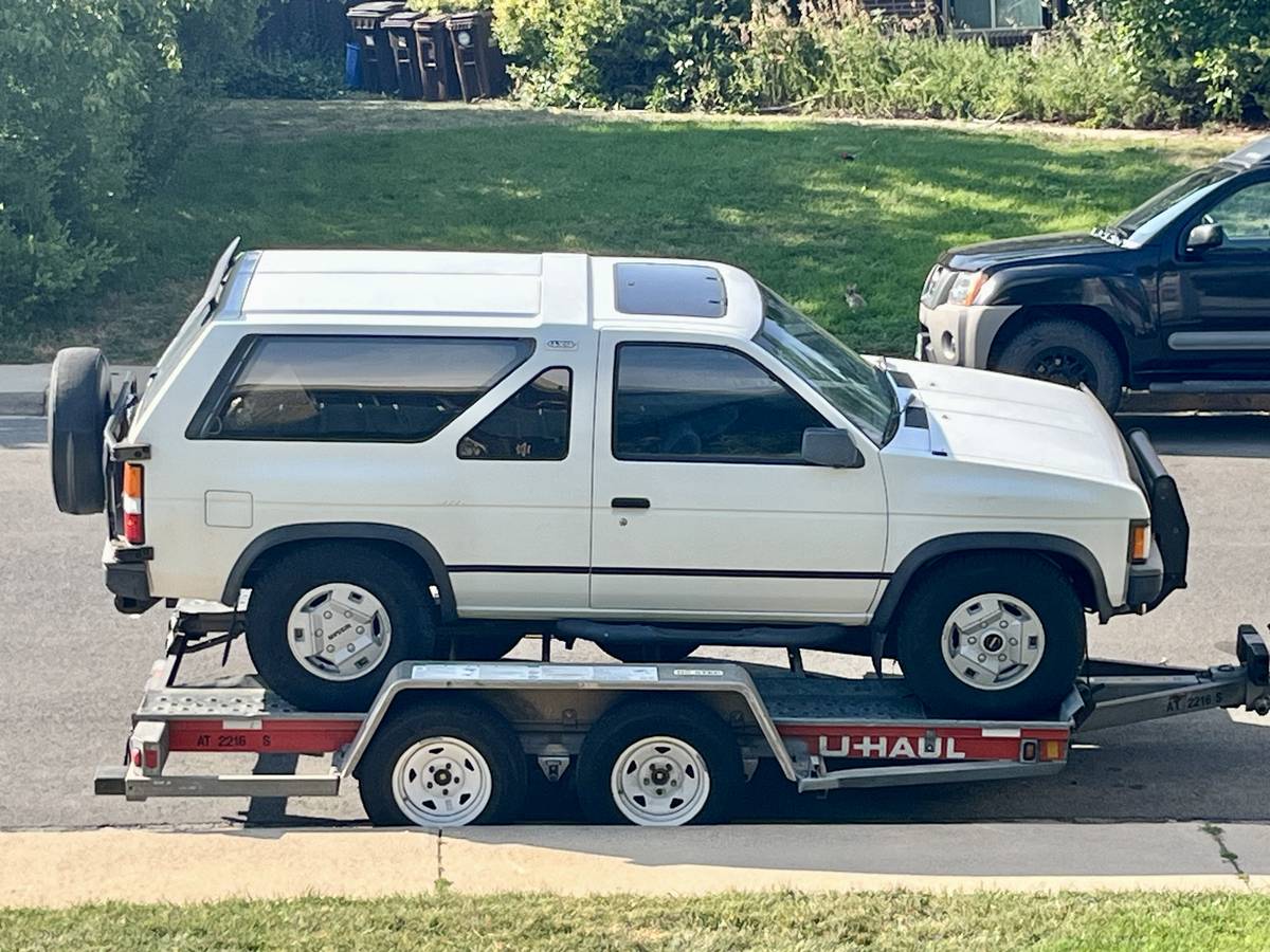 Nissan-pathfinder-1988-white-23