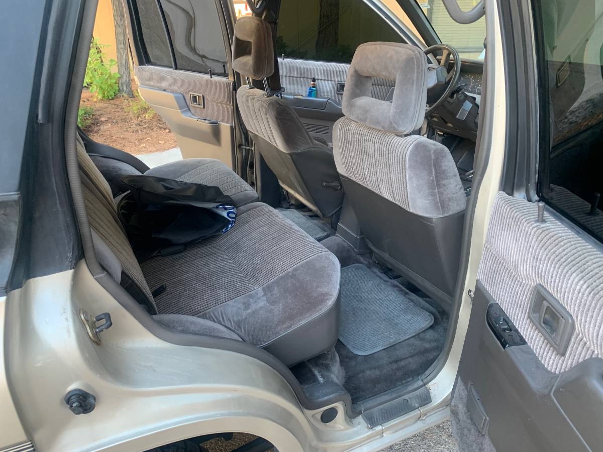 Nissan-pathfinder-1990-15