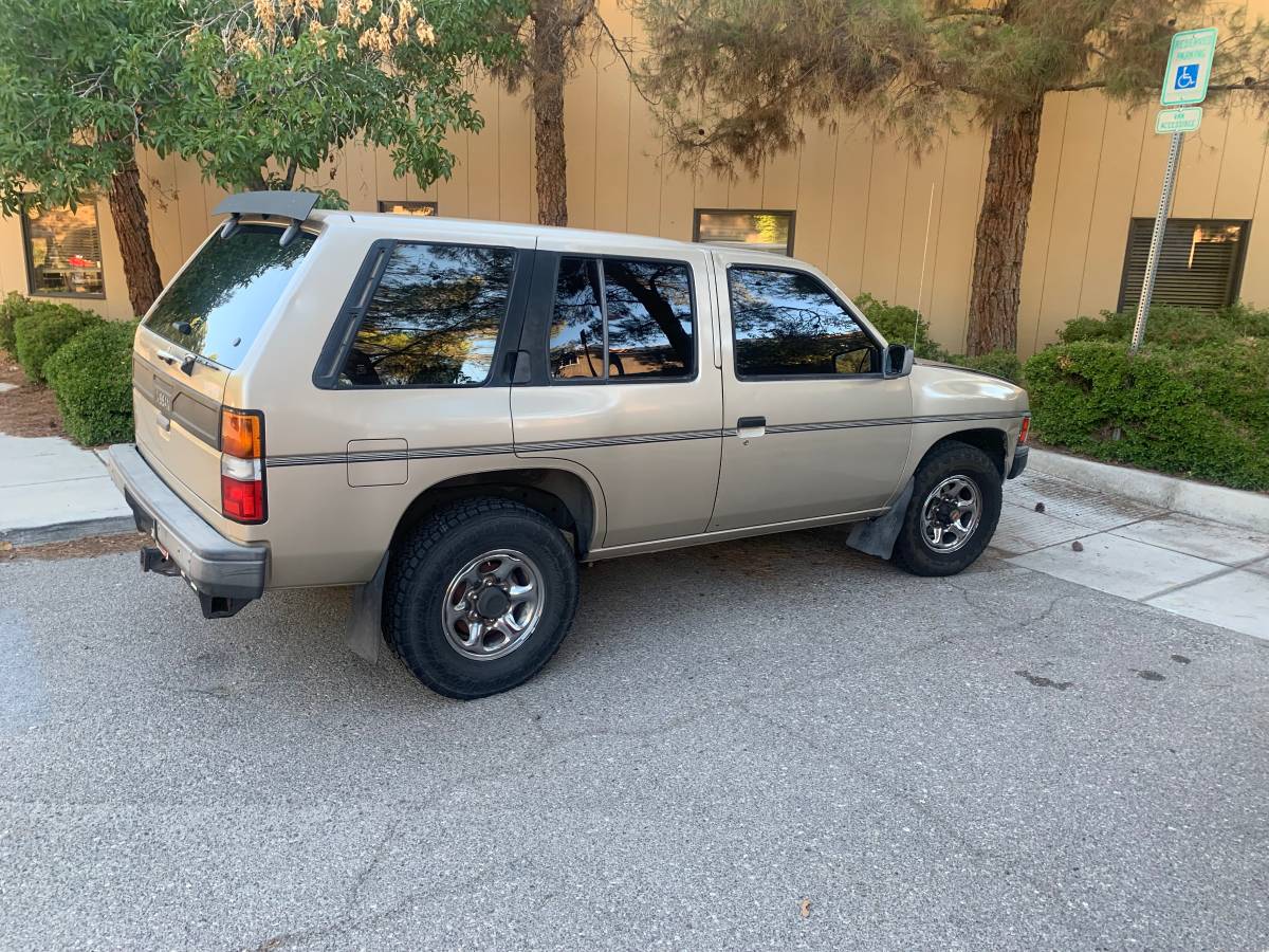 Nissan-pathfinder-1990