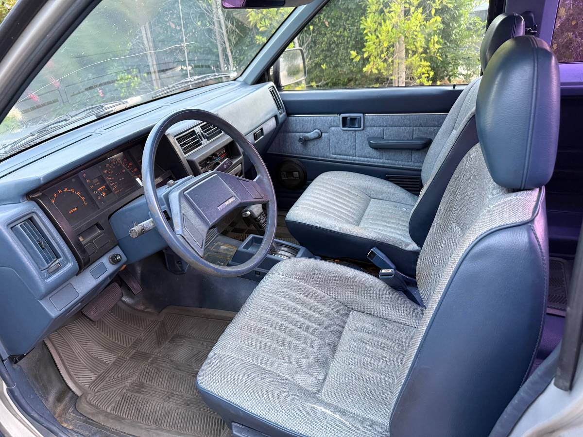 Nissan-pickup-1986-grey-1