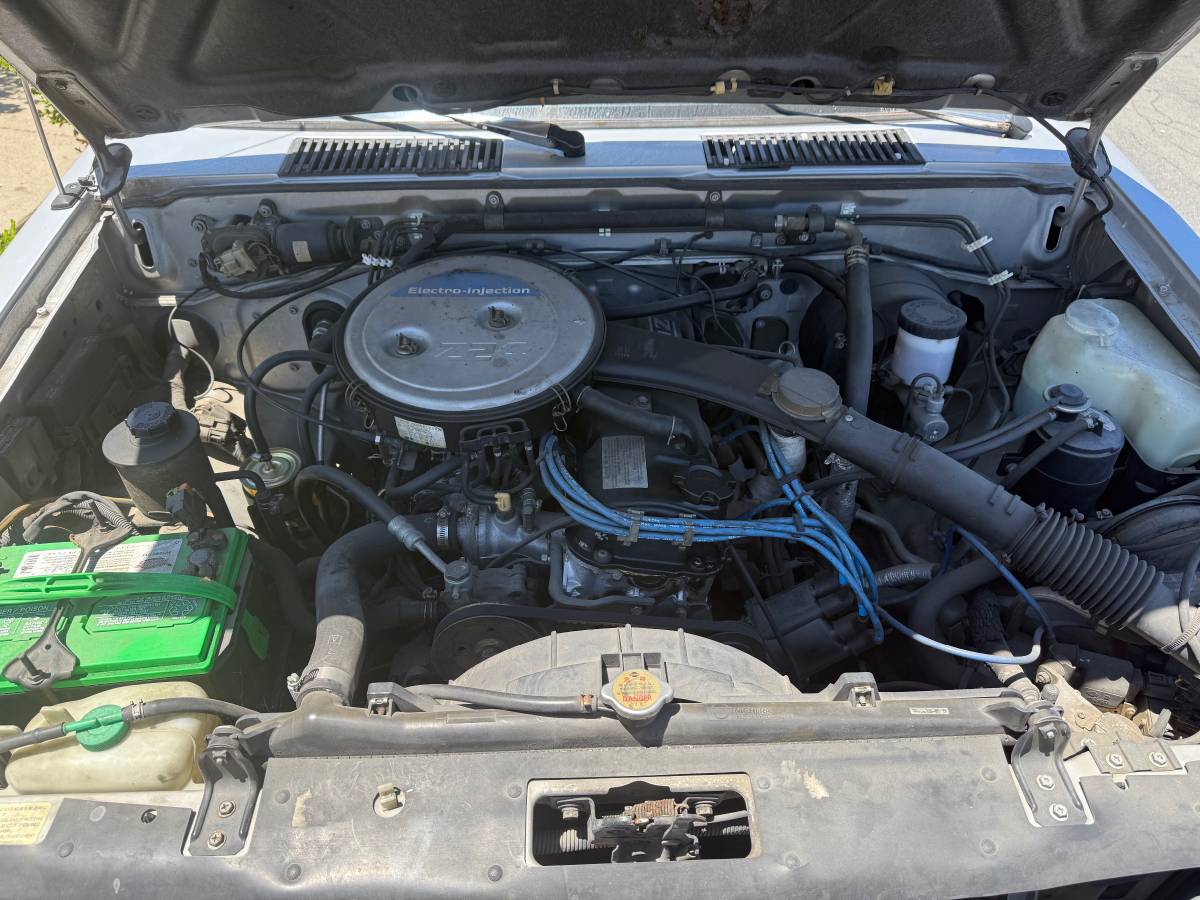 Nissan-pickup-1986-grey-2