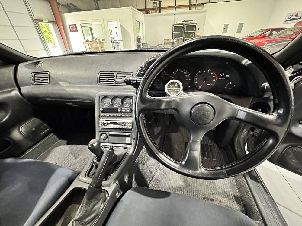 Nissan-skyline-1993-custom-23