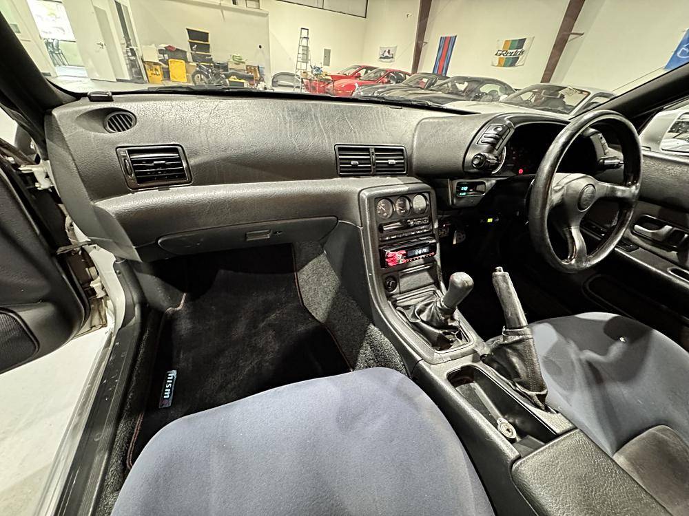 Nissan-skyline-1994-silver-17