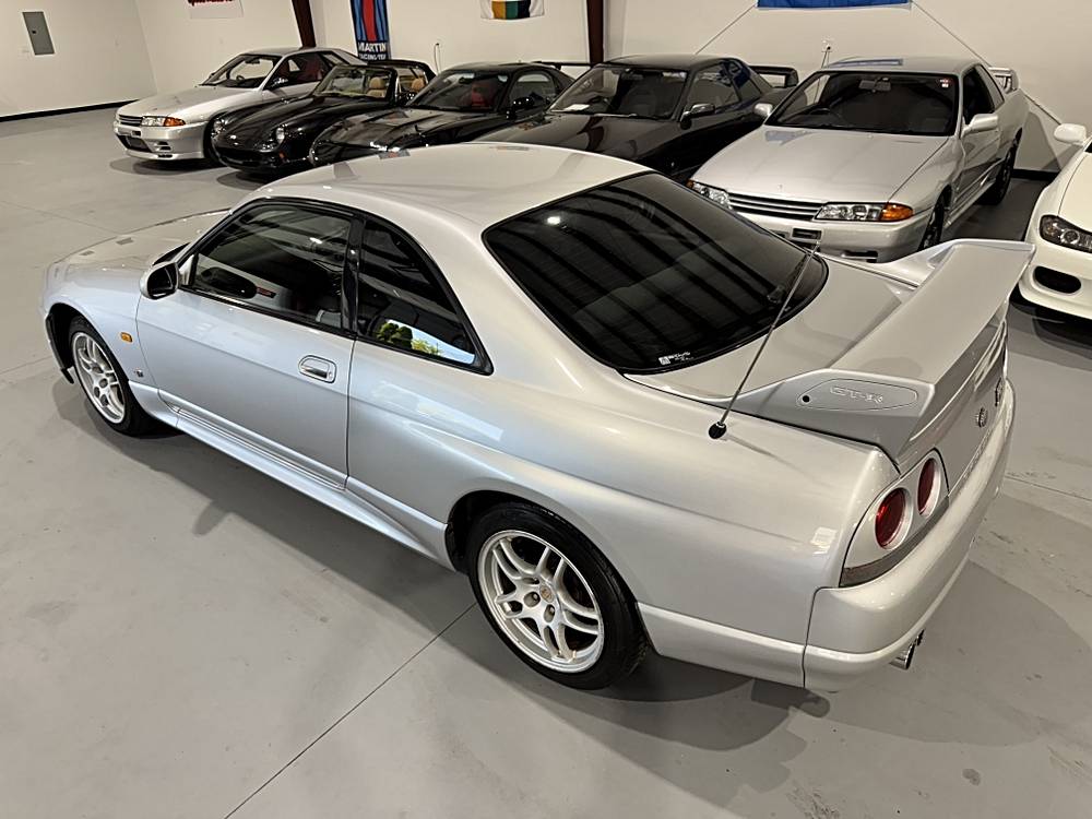 Nissan-skyline-1995-custom-1