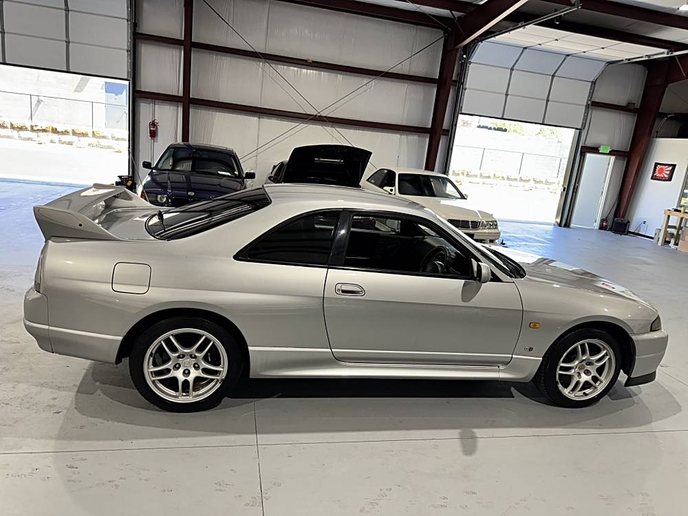 Nissan-skyline-1995-custom-101