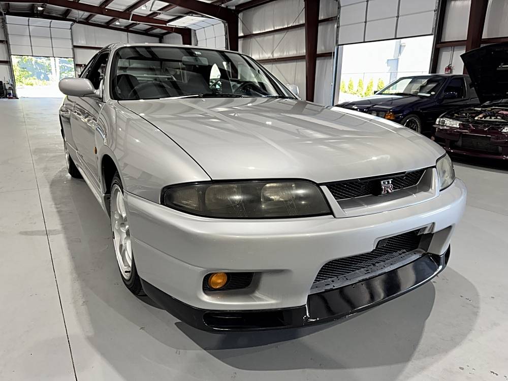 Nissan-skyline-1995-custom-135