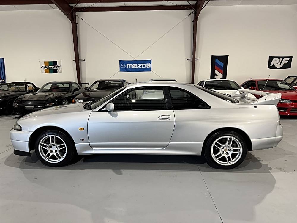 Nissan-skyline-1995-custom-207