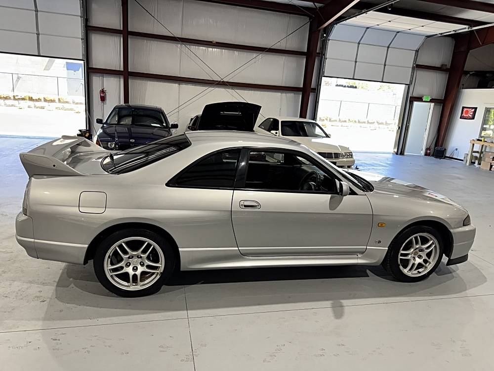 Nissan-skyline-1995-custom-3