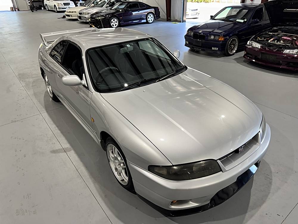 Nissan-skyline-1995-custom-37