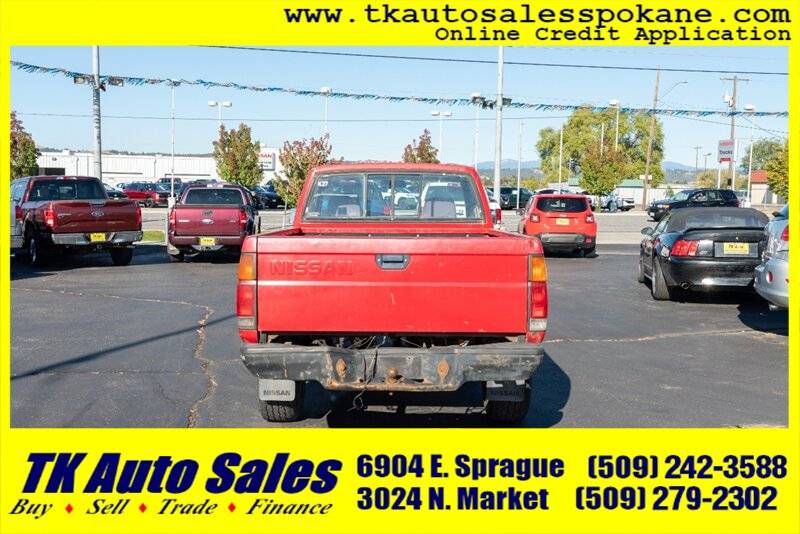 Nissan-truck-dlx-1986-red-4