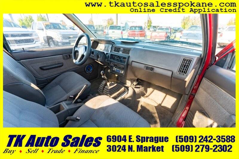 Nissan-truck-dlx-1986-red-8