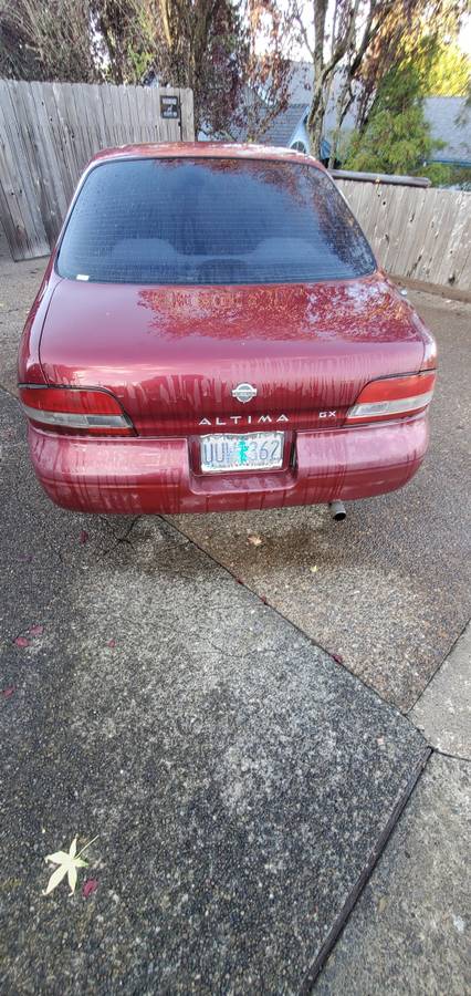 Nissian-altima-gxe-1995-red-1