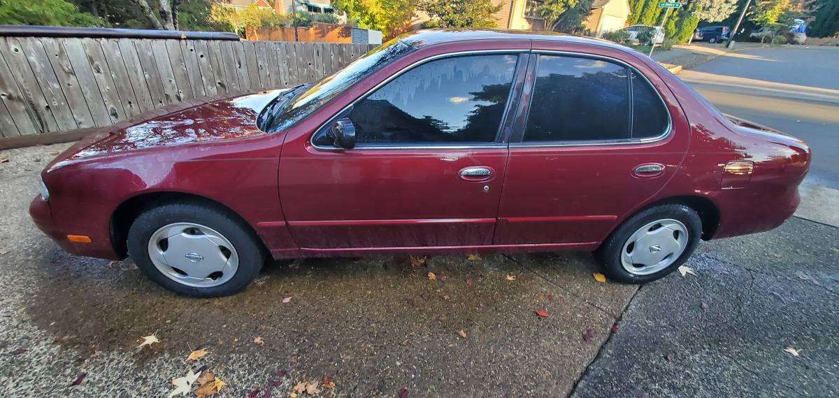 Nissian-altima-gxe-1995-red-2