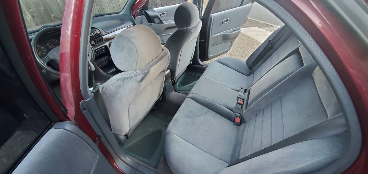 Nissian-altima-gxe-1995-red-4