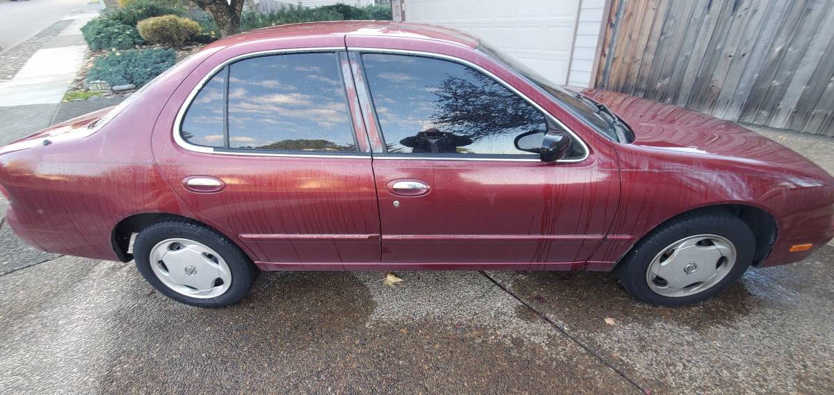 Nissian-altima-gxe-1995-red