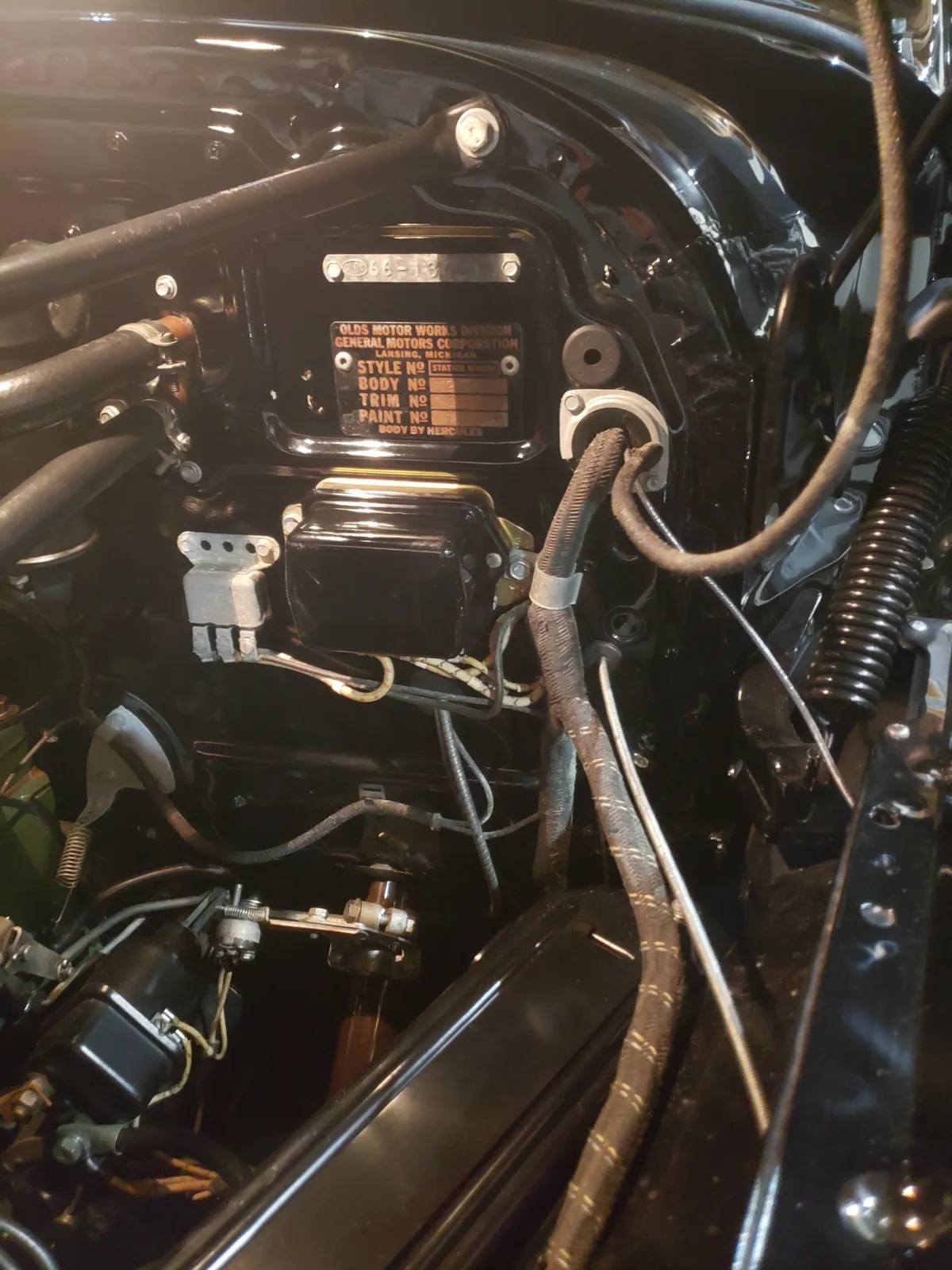 Oldsmobile-66-1947-Black-Brown-10