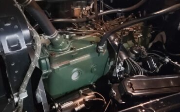 Oldsmobile-66-1947-Black-Brown-11
